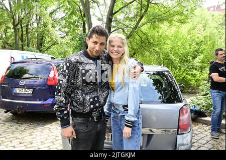 Adonist Jovanovic aka Dean und Katharina Kock aka Toni am Set bei Dreharbeiten zur Reality-Daily-Soap `Berlin - Tag und Nacht`am Paul-Lincke-Ufer. Berl Stockfoto